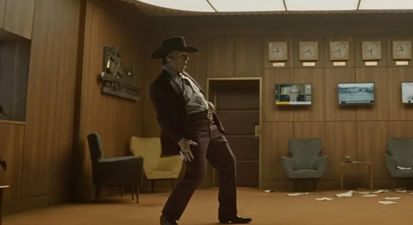 Tom Cruise felismerhetetlen az új előzetesben – de most nem egy repülőgépről lóg [VIDEO]