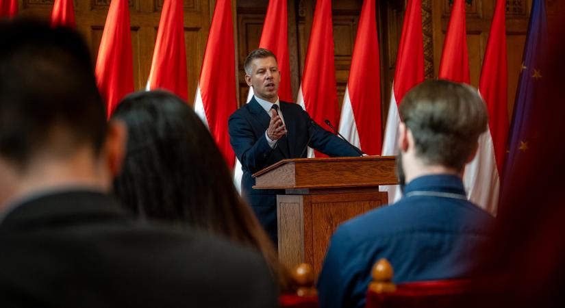 Ez nem Magyar Péter ötlete volt! Brüsszel kérte, a kormány pedig elrejtette a salátatörvényben
