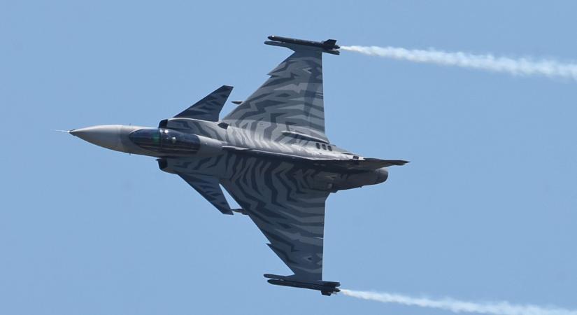 A Blikk is ott volt Kecskeméten, amikor megjelent két Gripen vadászgép az égen ma délután – fotók a helyszínről