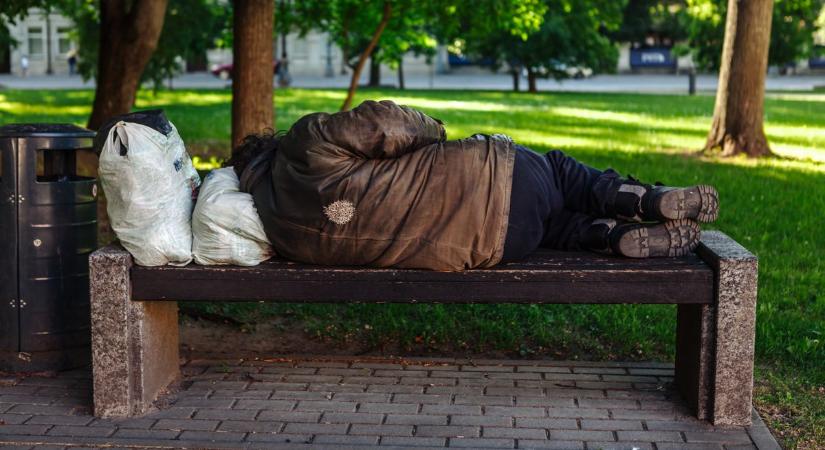Megnő a hajléktalanok és kéregetők száma nyáron Kecskeméten – ezt teszi a Városrendészet