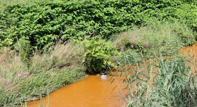 Kiderült, mitől változhatott narancssárgává a miskolci Szinva patak vize