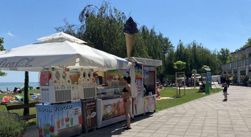 Berobbant a nyár – Pillanatkép az almádi Wesselényi strandról (galéria  videó)