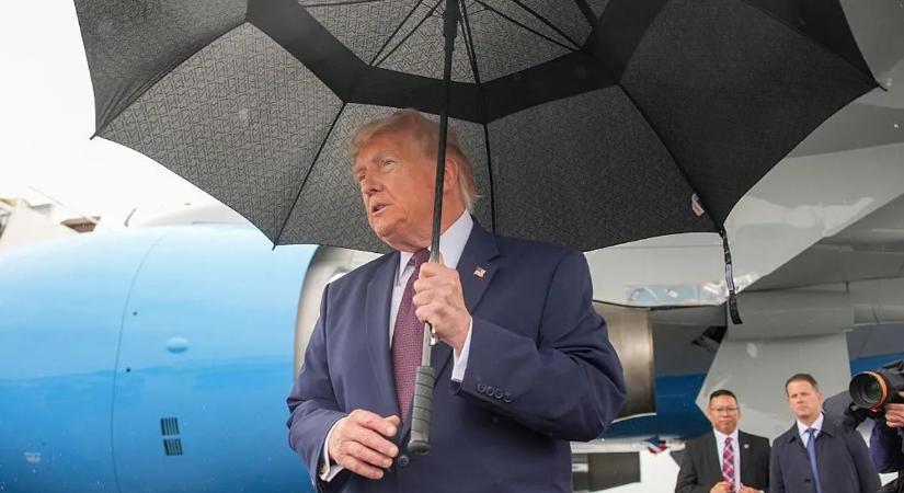 Donald Trump adja át a trófeát a vb-győztesnek