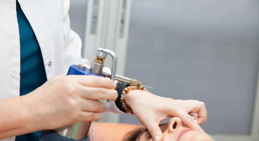 Apró bőrnövedéknek tűnik, mégis sok kellemetlenséget okozhat: ezért veszélyes piszkálni a fibrómát