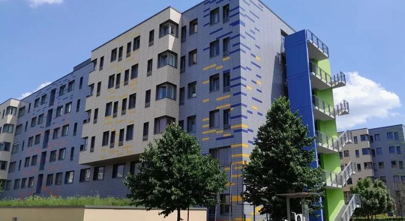 Leállt a klíma a győri kórház egyik szárnyában, vizet osztanak a betegeknek
