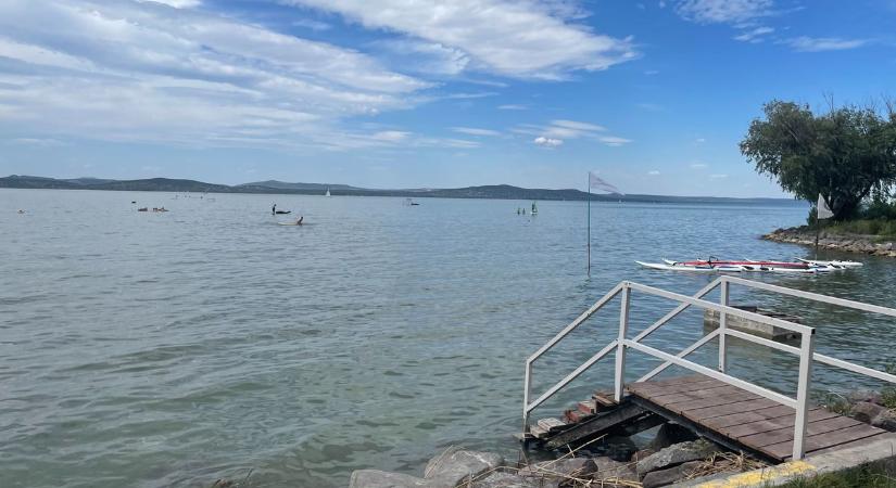 Baleset a Balatonnál: Fejest ugrott a sekély vízbe egy férfi