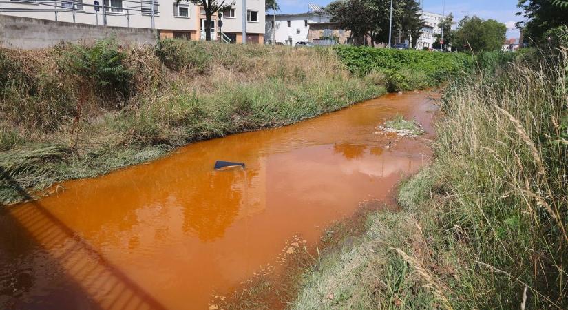 Megoldódott a rejtély, ezért vált narancssárgává a Szinva vize Miskolcon