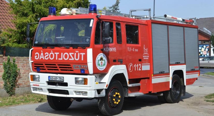 Most történt: felcsaptak a lángok Esztergomban, égő faházhoz rohantak a tűzoltók