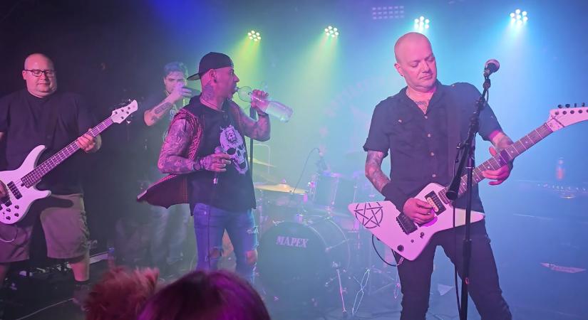 Meghalt a Rózsaszín Pittbull gitárosa