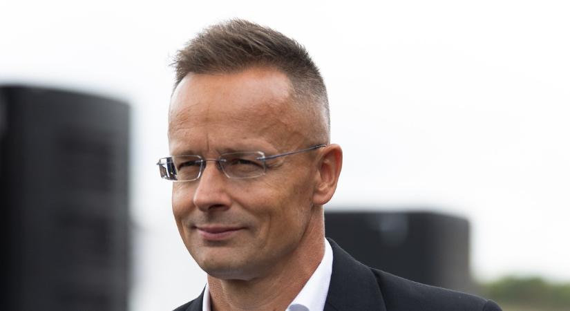 Szijjártó Péter és Lázár János is feltűnt a Parlamentben: a szavazási nap különös jelenetet hozott