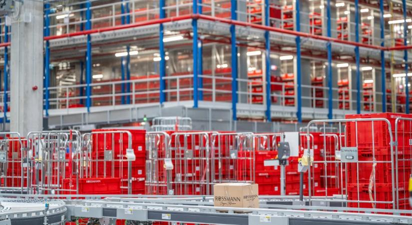 „Érvágás az árrésstop, nagyon várjuk, hogy vége legyen.” A drogérialánc leköszönő vezetőjét kérdeztük a cég új, 22 milliárd forintos üllői bázisán