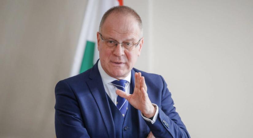 Navracsics Tibor kinyitotta a pofonládát – Ömlik rá rendesen a kritika, de egy kevés dicséretet is kap