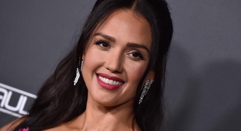 A 45 éves Jessica Alba bikinis fotóján pörög most a net, csak úgy ömlenek a kommentek