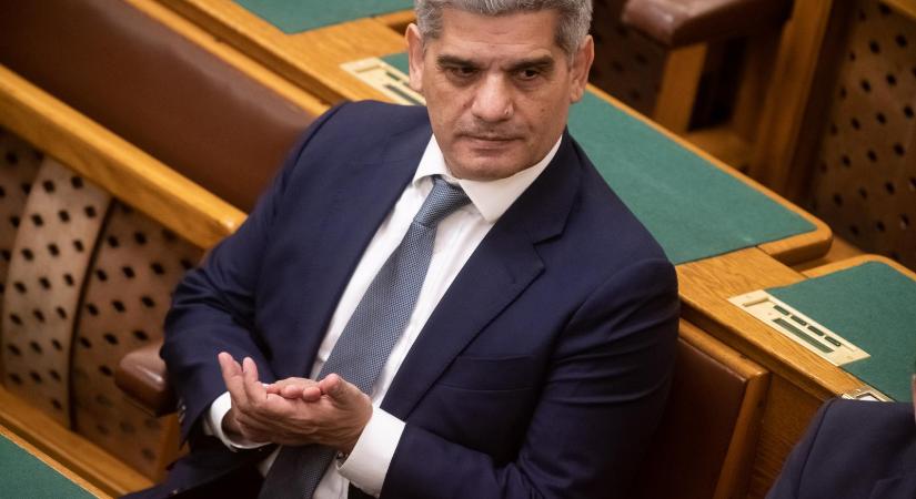 Farkas Flórián mozgolódik, egy falusi közösségi házban tart kongresszust a Lungo Drom