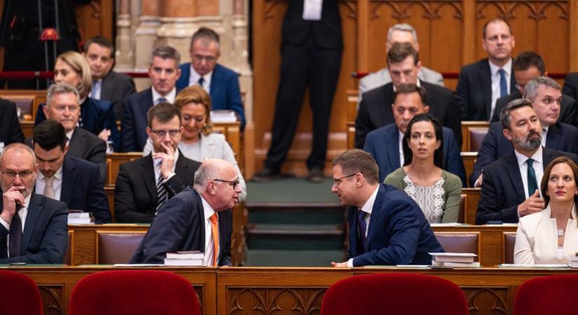 Lázár: nem ördögtől való, Gulyás: elfogadhatatlan – képviselőket kérdeztünk a 12 éves mandátumkorlátozásról