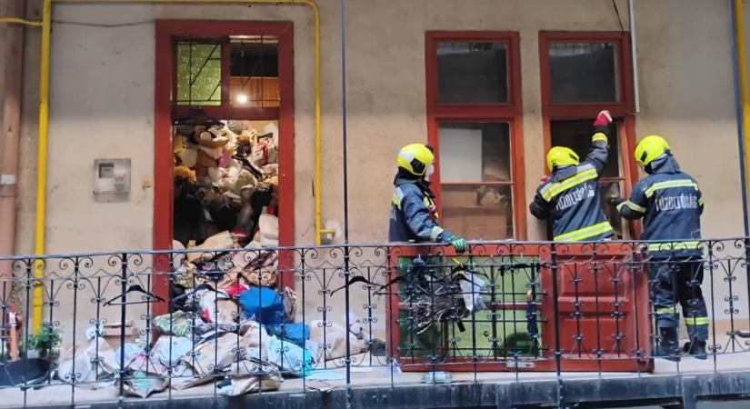 Egerek, bűz és tűzveszély: kényszeres gyűjtögetővel egy budai társasház