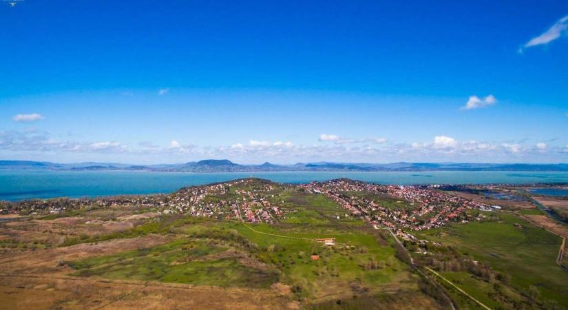 Hány milliód van egy négyzetméter lakásra a Balatonnál? Lassan betelik a déli part, mégis százával építik az ingatlanokat