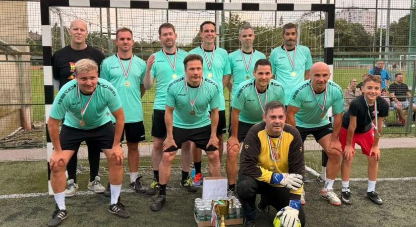 Bajnokokat avattak a veteránok az újszegedi Kisstadionban