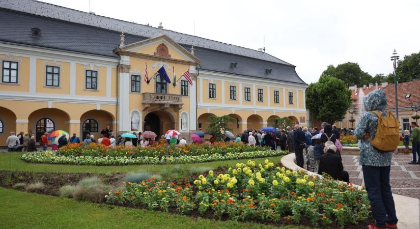 Akkor és most képeken az ország legöregebb városházája