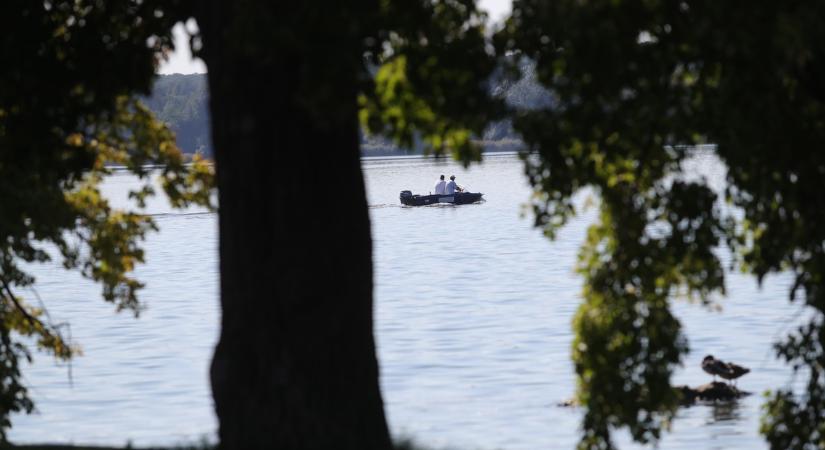Női holttestet húztak ki a tatai Öreg-tóból, vizsgálatot indított a rendőrség