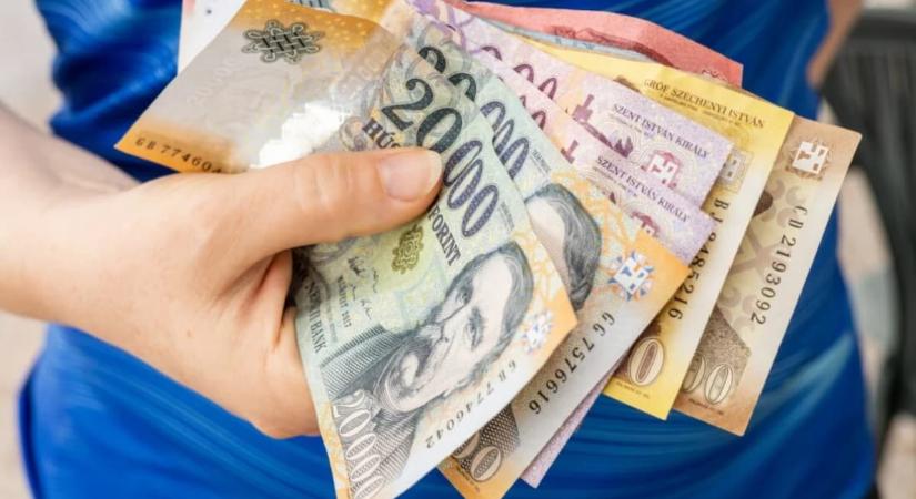Sajnos töretlenül gyengül a forint, ennyit ér a pénzünk szerda reggel