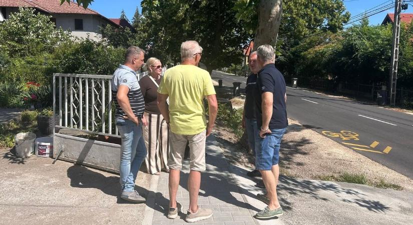 Vége a botladozásnak: teljesen megújult a Kőröshegyi út járdája