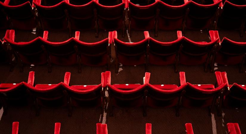 Költségvetési csalás gyanúja miatt nyomoznak a Pesti Magyar Színházzal kapcsolatban