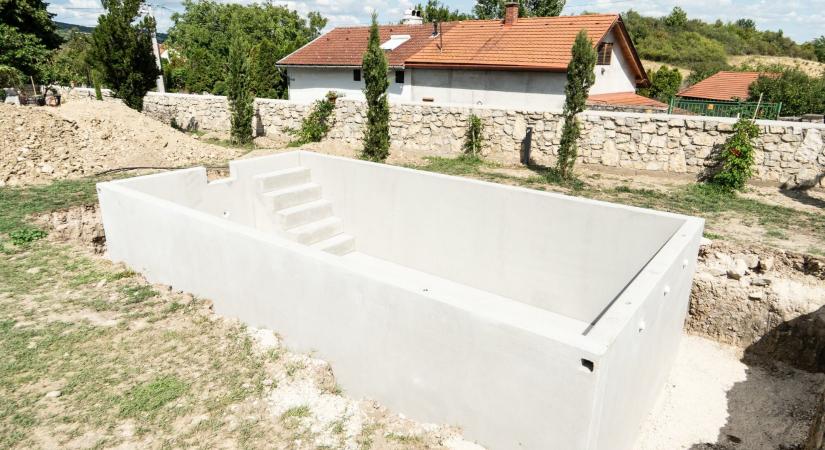 Indul a strandszezon - Előregyártott vasbeton medencével bővíti kínálatát a Leier