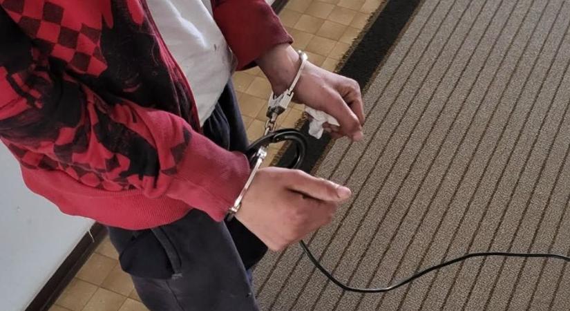 Alvó nőre tört rá otthonában a körözött kamasz Törökszentmiklóson
