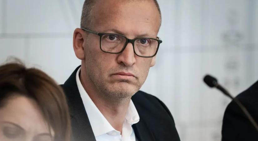 Tarr Zoltán bejelentette, hogy leváltják a közmédia vezetőit, és az átmeneti vezetés társadalmi párbeszédet indít