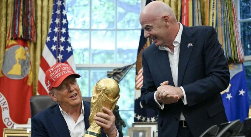 Eldőlt: Donald Trump adja majd át a trófeát a vb-győztesnek