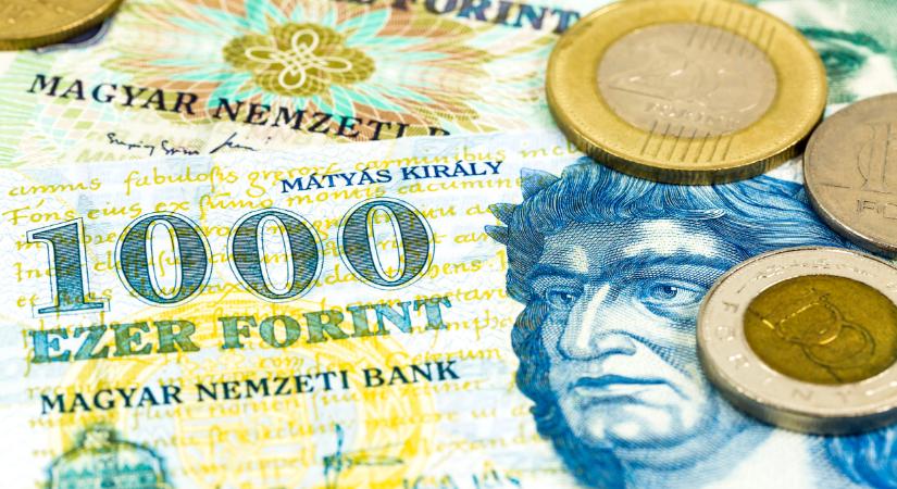 Ismét lejtmenetben a forint, így áll most a főbb devizákkal szemben a magyar fizetőeszköz