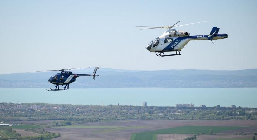 Nem véletlenül tűnnek fel nyáron a Balaton felett ezek a helikopterek