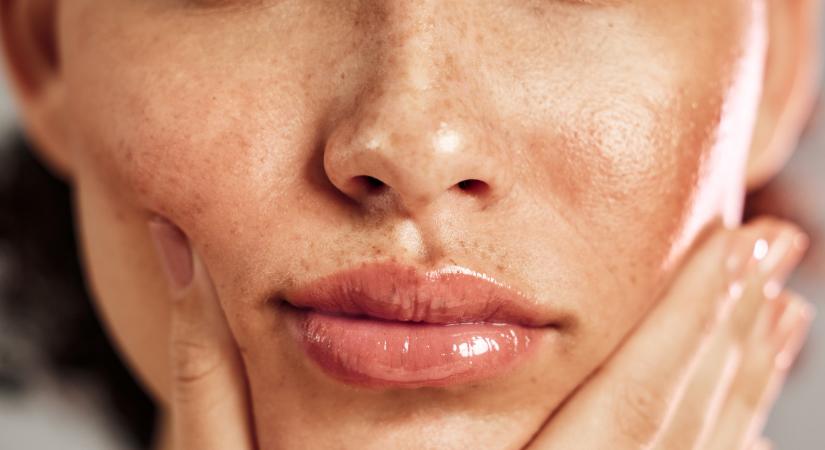 Kevesebb lépés, több ragyogás: hódít a skinimalizmus és a „glass lips” trend ezen a nyáron