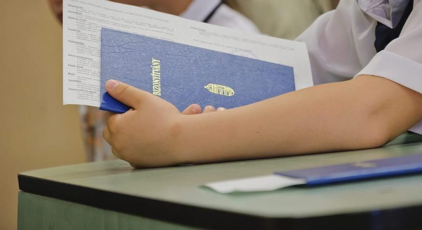 „Ne olvassuk fel a diákok jegyeit az egész osztály előtt!” – a Tanítanék Mozgalom szerint szorongást és szégyenérzetet okozhat