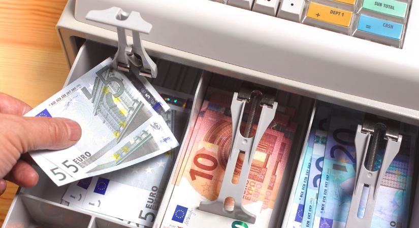 Pénzváltós trükkel loptak 150 ezret egy érdi szupermarketben