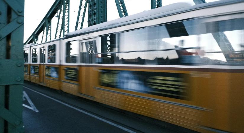 Megrázó támadás, budapesti villamos elé próbálták lökni a gyanútlan utast