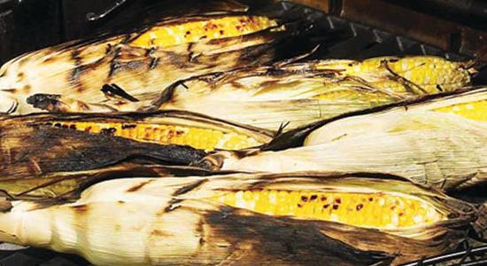 Grillezett kukorica csuhéban - a nyár legédesebb körete a parázs fölül