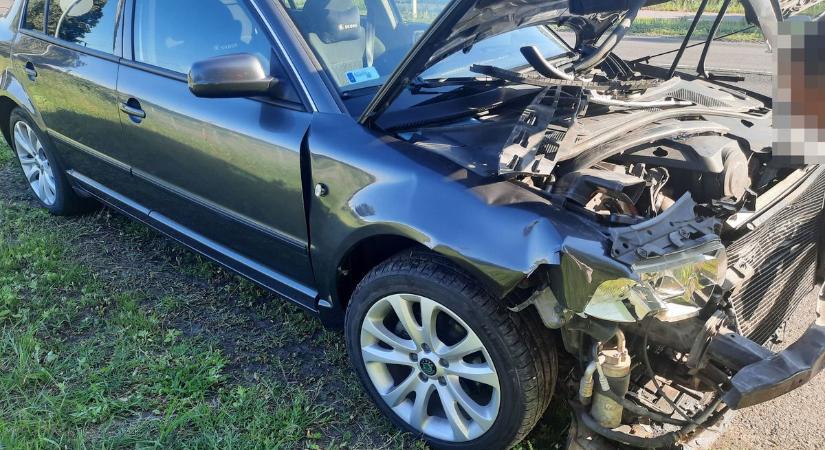Hátulról rohant bele az előtte kanyarodó autóba – hárman sérültek meg (fotók)