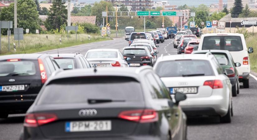 Baleset, munkálatok: komoly torlódásra lehet számítani az M7-esen