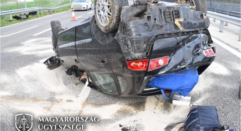 Vádat emelt a Győri Járási Ügyészség egy 53 éves román férfi ellen, aki egy pillanatnyi figyelmetlenség miatt okozott közlekedési balesetet az M85-ös autóúton