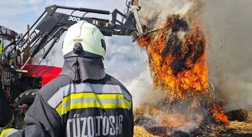 Hatalmas bálatűz a Balaton közelében, munkagéppel is segítik az oltást