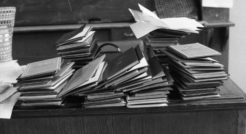 Vége a keményfedeles bizonyítványoknak? Mutatjuk, mit kell tudni az új digitális változatról és a díszpéldányról