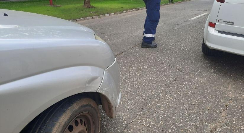 Nekitolatott egy parkoló autónak, majd elhajtott – ezúttal nem úszta meg a vétkes sofőr
