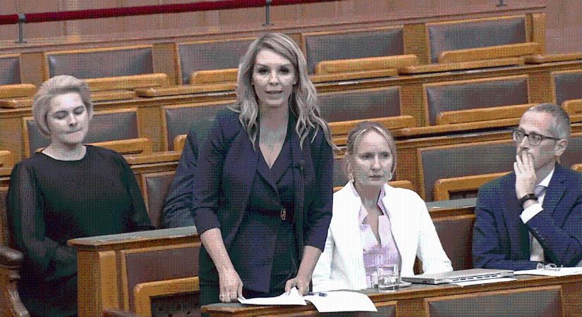 „Kabátban ültek az órákon, mert nem volt fűtés” – saját fiai történetén keresztül bírálta az oktatási rendszert a parlamentben Kalázdi-Kerekes Kinga