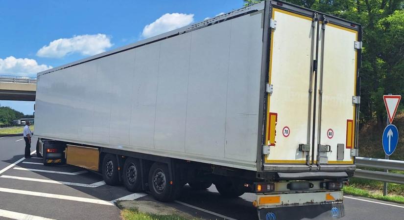Őrültség az M7-esen, a pályán állt le pihenni a kamionos