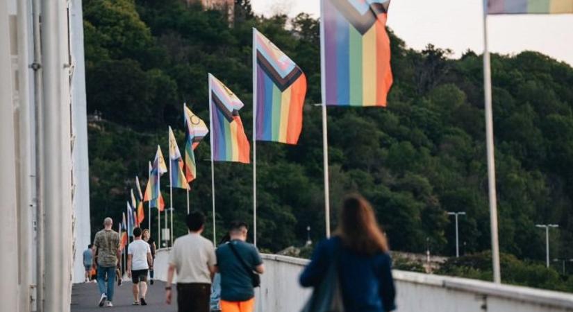 Szivárványos zászló helyett önkéntesek magyar zászlókat függesztettek ki az Erzsébet hídra