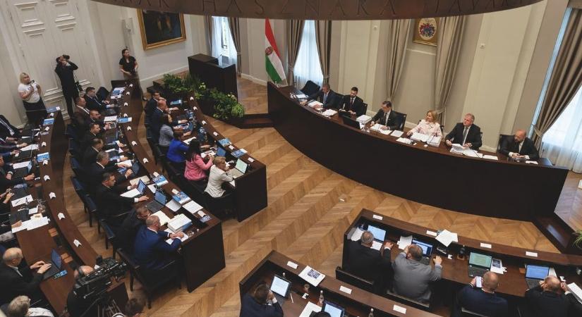 Abszolút filmszínház Debrecenben: azok hivatkoznak a nép felhatalmazására, akiket már évekkel ezelőtt is a partvonalra száműztek a választók