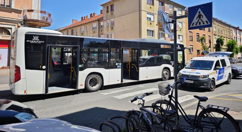 Busz és személyautó ütközött Szombathelyen, sérült is van - helyszíni fotók