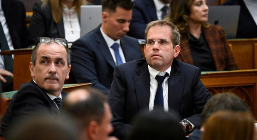 Rendkívüli ülést kezdeményezett a miniszter hat égető ügy miatt